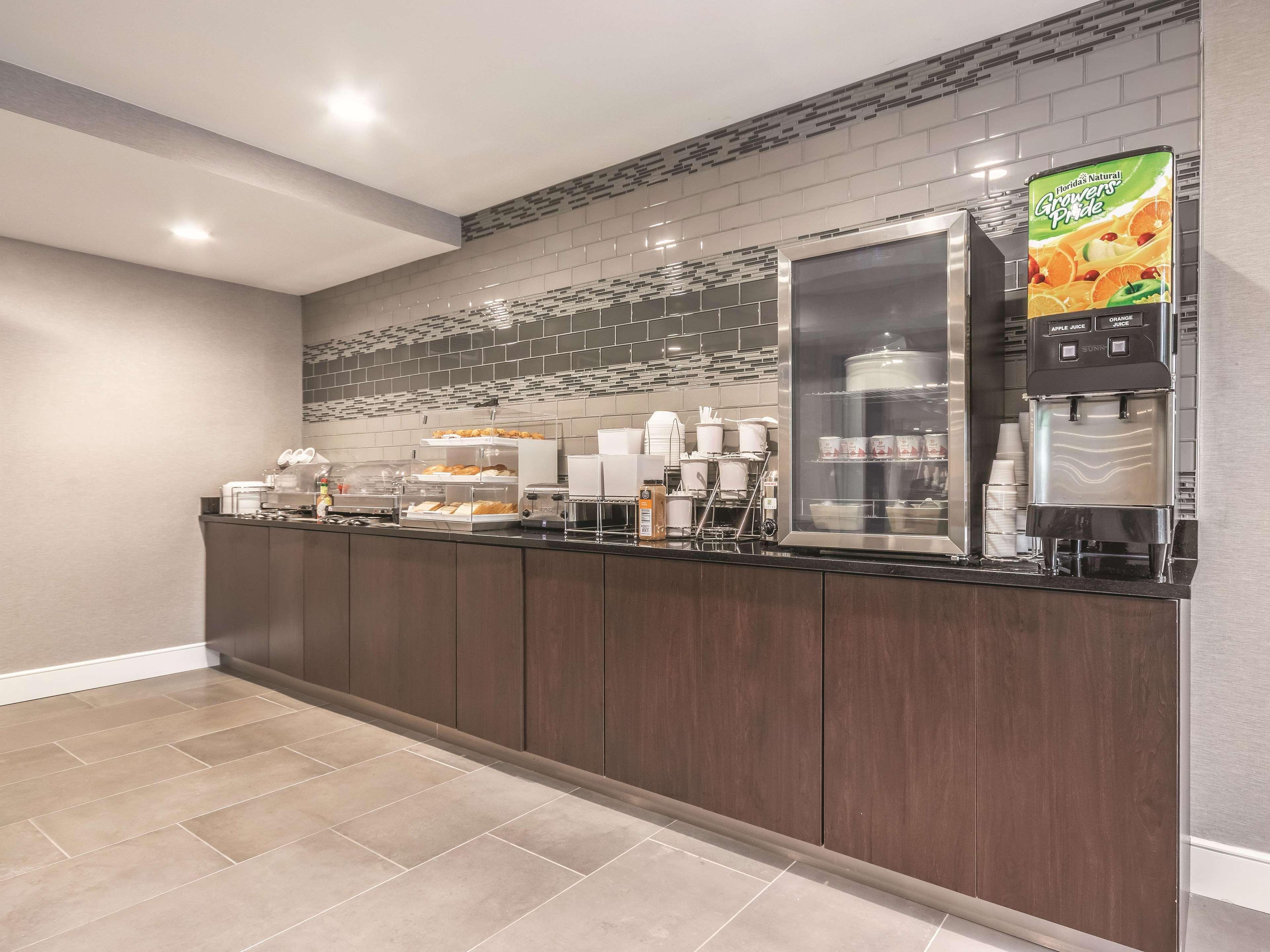 La Quinta By Wyndham Hartford Bradley Airport Windsor Locks Exterior foto